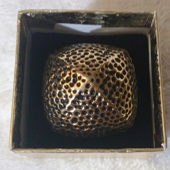 Gorgeous Gold Tone Stretch Pyramid Ring🌷 - Picture 3 of 7